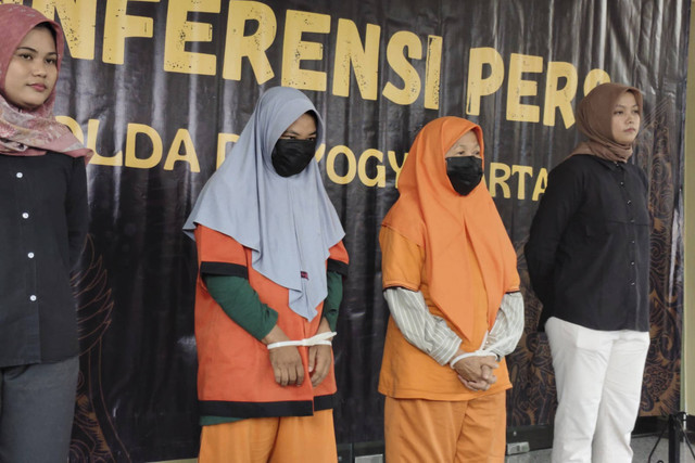 Seorang bidan dan pensiunan bidan di Yogya menjual bayi dengan modus adopsi senilai Rp 55 juta ditangkap polisi. Foto: Arfiansyah Panji Purnandaru/kumparan