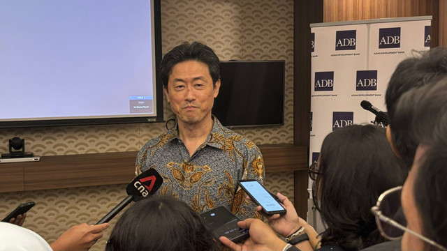 Direktur Asian Development Bank (ADB) untuk Indonesia, Jiro Tominaga di Kantor ADB Plaza Office, Kamis (12/12/2024). Foto: Ave Airiza Gunanto/kumparan