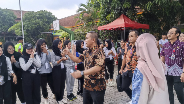 Kepala BNPT Komjen Pol Eddy Hartono meninjau Program Sekolah Damai yang berlangsung di SMAN 13 Kota Semarang, Jawa Tengah, Kamis (12/12/2024). Foto: Thomas Bosco/kumparan