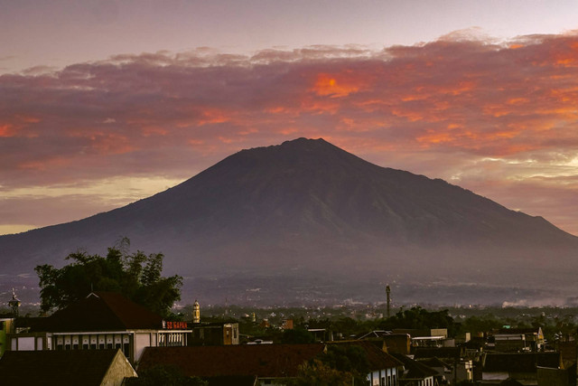 Malang Utara Meliputi Daerah Mana Saja. Foto: Gunung Arjuno dari Dau. Sumber Unsplash Muhammad Arief