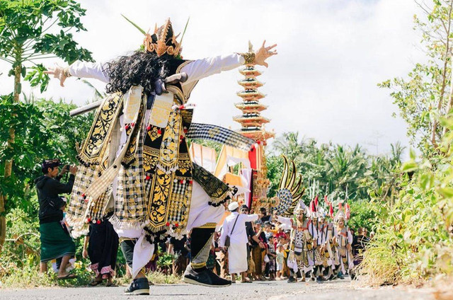 Upacara Kematian (Ngaben), kini dipentaskan untuk wisatawan. Sumber foto: Dokumentasi Saudara Penulis.
