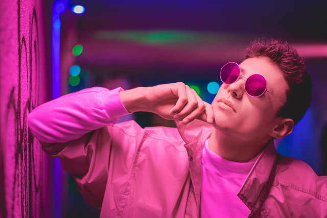 Ilustrasi  Rekomendasi Outfit Y2K Pria, sumber gambar: unsplash/Kamil Fecko