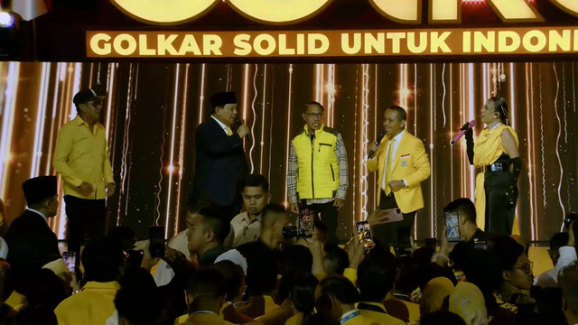 Presiden Prabowo Subianto bernyanyi saat menghadiri perayaan HUT ke-60 Partai Golkar di Sentul International Convention Center (SICC), Bogor, Kamis (12/12/2024). Foto: Golkar 