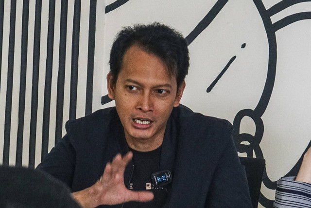 Aktor sekaligus pemeran film 1 Imam 2 Makmum  Fedi Nuril menjawab pertanyaan wartawan saat kunjungan ke kumparan di Pasar Minggu, Jakarta, Rabu (11/12/2024). Foto: Darryl Ramadhan/kumparan