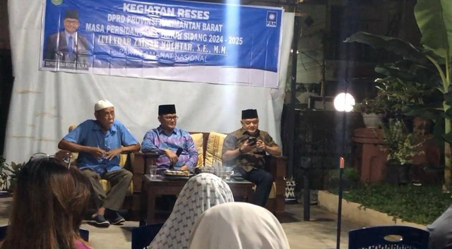 Anggota DPRD Kalbar, Zulfydar Zaidar Mochtar saat melakukan reses mendengarkan aspirasi warga Pontianak di kediamannya. Foto: Dok. Istimewa