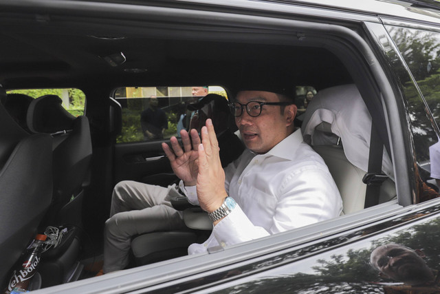 Calon Gubernur Jakarta nomor urut satu Ridwan Kamil menyapa wartawan saat menggelar konferensi pers di DPD Golkar Cikini, Jakarta Pusat, Jumat (13/12/2024). Foto: Jamal Ramadhan/kumparan