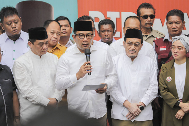 Pasangan Calon Gubernur Jakarta nomor urut satu Ridwan Kamil-Suswono menjawab pertanyaan wartawan saat menggelar konferensi pers di DPD Golkar Cikini, Jakarta Pusat, Jumat (13/12/2024). Foto: Jamal Ramadhan/kumparan