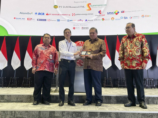 Ketua Dewan Penasihat Asosiasi Emiten Indonesia sekaligus Menko Bidang Perekonomian Airlangga Hartarto di Kantor Bursa Efek Indonesia, Jakarta, Jumat (13/12/2024). Foto: Ghifari/kumparan