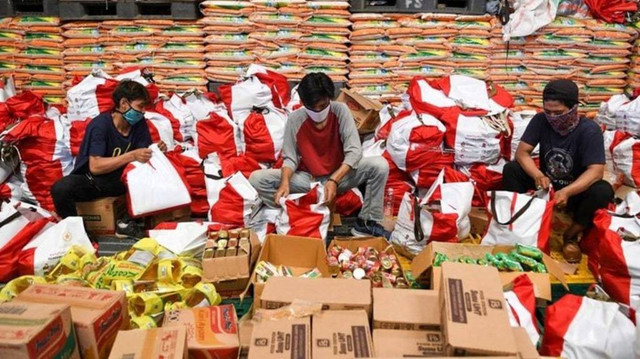 Bantuan paket sembako (bansos) dari Presiden Joko Widodo. Foto: ANTARA FOTO/M Risyal Hidayat