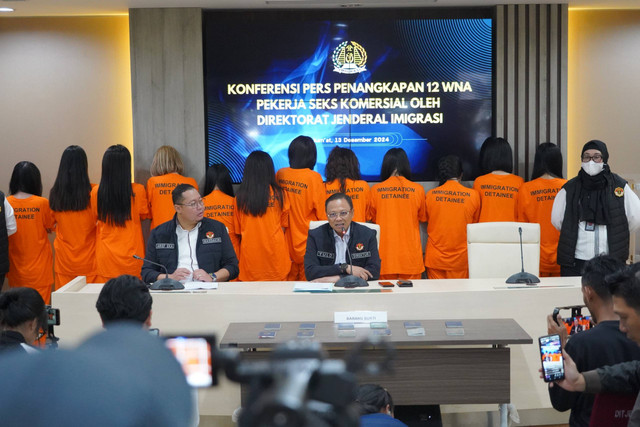 Direktur Pengawasan dan Penindakan Keimigrasian Yuldi Yusman, dalam konferensi pers penangkapan 12 WNA Vietnam yang diduga menjadi pekerja seks komersial di Jakarta Utara, yang digelar di Kantor Ditjen Imigrasi, Jakarta, Jumat (13/12/2024). Foto: Dok. Ditjen Imigrasi