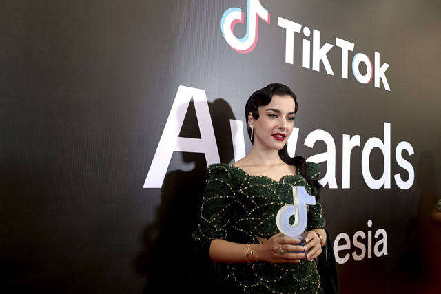 Tasya Farasya saat TikTok Awards 2024 di Studio RCTI+, Kebon Jeruk, Jakarta Barat, Jumat (13/12).
Foto: Giovanni/kumparan