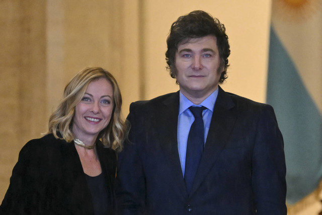 Perdana Menteri Italia, Giorgia Meloni (kiri) menyambut Presiden Argentina, Javier Milei (kanan) di Palazzo Chigi sebelum pertemuan mereka di Roma pada 13 Desember 2024. Foto: Andreas Solaro/AFP