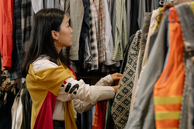 tempat thrifting di pasar baru. Foto Hanya Ilustrasi Bukan Tempat Sebenarnya. Sumber Foto: Pexels/Cottonbro Studio