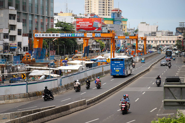 Suasana proyek pembangunan MRT Jakarta fase 2A di kawasan Glodok, Jakarta, Minggu (15/12/2024).  Foto: Iqbal Firdaus/kumparan