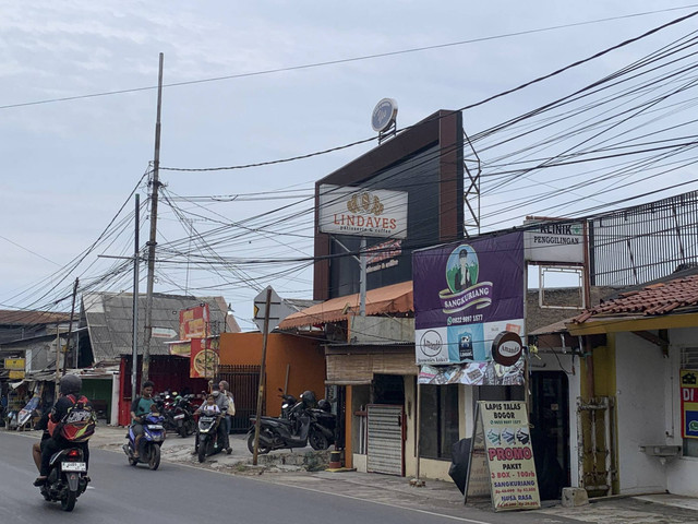 Toko roti di Cakung, Jakarta Timur yang salah satu karyawannya dianiaya oleh anak pemilik toko. Foto: Luthfi Humam/kumparan