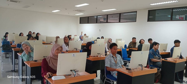 foto mahasiswa pembelajaran berbasis digital ( sumber: Dokumen pribadi)