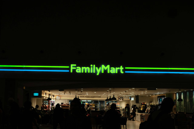 Family Mart Trinity Tower. Foto ilustrasi Family Mart. Sumber: Unsplash/Gilbert Ng.