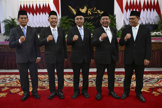Ketua KPK Setyo Budiyanto (tengah) bersama empat Wakil Ketua KPK lainnya berfoto usai dilantik Presiden Prabowo Subianto untuk periode 2024-2029 di Istana Negara, Jakarta, Senin (16/12/2024). Foto: Aditya Pradana Putra/ANTARA FOTO