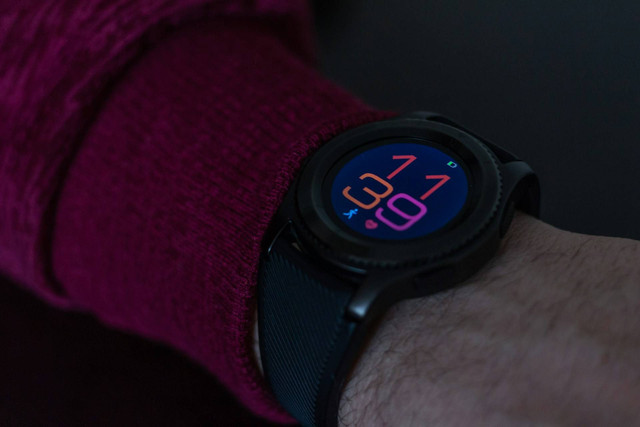 Ilustrasi Cara Menghubungkan Smartwatch ke HP Android. Sumber: Unsplash/Artur Łuczka