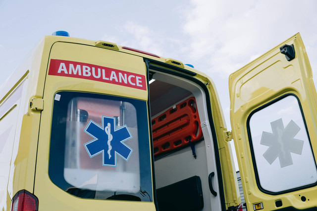 Ambulans adalah kendaraan medis yang dirancang khusus untuk mengangkut pasien yang membutuhkan perawatan segera. Foto: Pexels.com