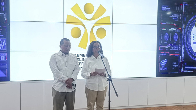 Konferensi pers di Kementerian P2MI diikuti oleh Direktur Penempatan Non Pemerintah Kawasan Asia dan Afrika, Mocharom Ashadi dan Direktur Penempatan Pemerintah Kawasan Asia dan Afrika, Seriulina Tarigan, Pacoran, Jaksel, Senin (16/12/2024). Foto: Thomas Bosco/kumparan