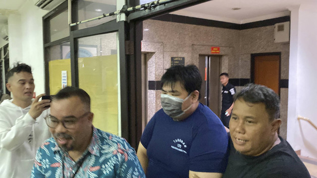 Tersangka penganiayaan karyawan di toko roti di Cakung, Jakarta Timur, George Sugama Halim (GSH) di Mapolres Jakarta Timur pada Senin (16/12/2024). Foto: Abid Raihan/kumparan