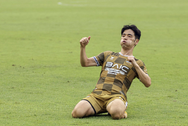 Pemain Dewa United Taisei Marukawa melakukan selebrasi setelah mencetak gol ke gawang Persita dalam lanjutan BRI Liga 1 di Stadion Pakansari, Kabupaten Bogor, Jawa Barat, Senin (16/12/2024). Foto: Yulius Satria Wijaya/ANTARA FOTO
