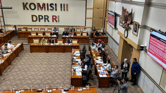 Rapat dengar pendapat (RDP) Komisi II DPR RI dengan Kapolda Kalimantan Tengah, Kapolres Jakarta Timur dan Ayu Darmawati di Kompleks Senayan, Jakarta, Selasa (17/12/2024). Foto: Haya Syahira/kumparan
