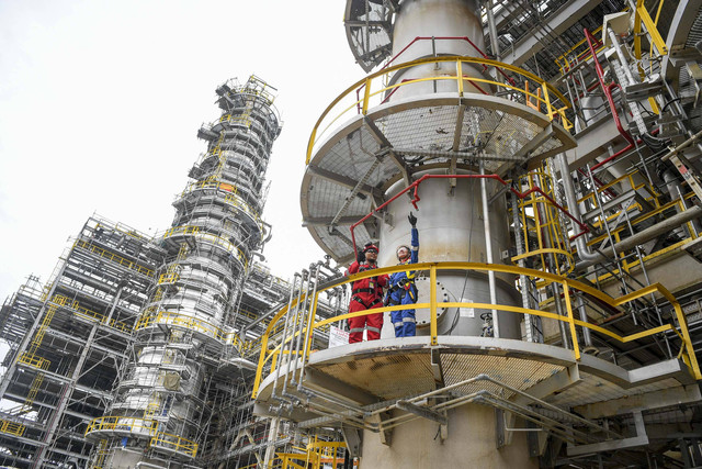 Petugas melakukan kontrol di PT Kilang Pertamina Balikpapan. Foto: M Risyal Hidayat/ANTARA FOTO