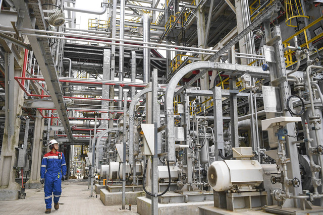 Petugas berjalan saat memeriksa tekanan pipa di PT Kilang Pertamina Balikpapan. Foto: M Risyal Hidayat/ANTARA FOTO