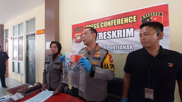 Kapolresta Pontianak, Kombespol Adhe Hariadi saat menggelar konferensi pers pada Rabu, 17 Desember 2024. Foto: Dok. Istimewa