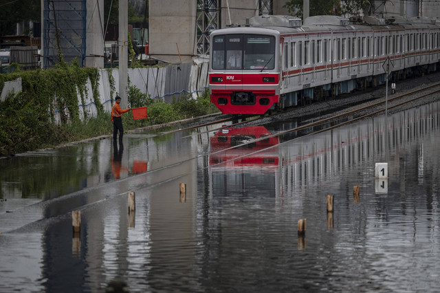 Ilustrasi jalur KRL terendam banjir. Foto: Aprillio Akbar/ANTARA FOTO