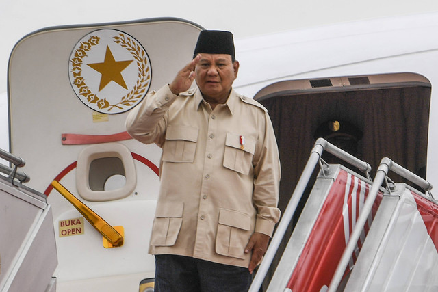 Presiden Prabowo Subianto memberi hormat sebelum melakukan kunjungan ke luar negeri di Pangkalan TNI AU Halim Perdanakusama, Jakarta, Selasa (17/12/2024). Foto: Galih Pradipta/ANTARA FOTO