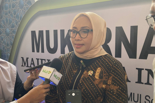 Menteri Pemberdayaan Perempuan dan Perlindungan Anak, Arifah Choiri Fauzi, usai menghadiri Mukernas MUI ke-IV, di Hotel Grand Sahid Jaya, Jakarta Pusat, Selasa (17/12/2024). Foto: Alya Zahra/Kumparan