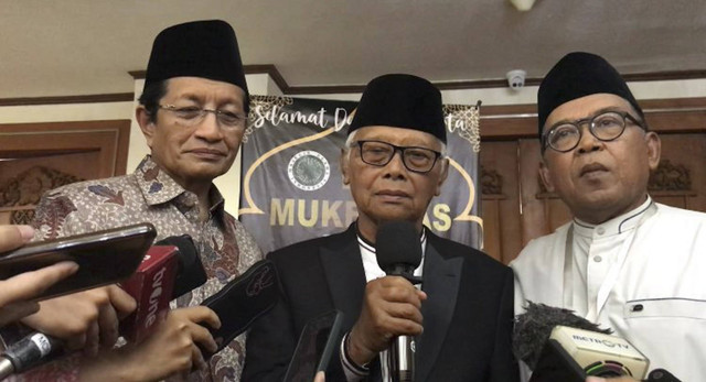 Ketua Umum Dewan Pimpinan MUI Anwar Iskandar, menjawab pertanyaan wartawan di Hotel Grand Sahid Jaya, Jakarta Pusat, Selasa (17/12/2024). Foto: Alya Zahra/kumparan 
