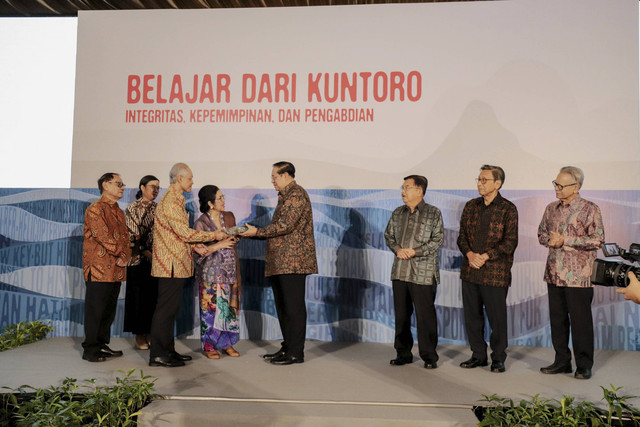 Suasana saat peringatan satu tahun wafatnya Prof. Dr. Kuntoro Mangkusubroto (1947-2023) bertajuk "Belajar dari Kuntoro: Integritas, Kepemimpinan dan Pengabdian" di Jakarta,  Selasa (17/12/2024). Foto: Jamal Ramadhan/kumparan