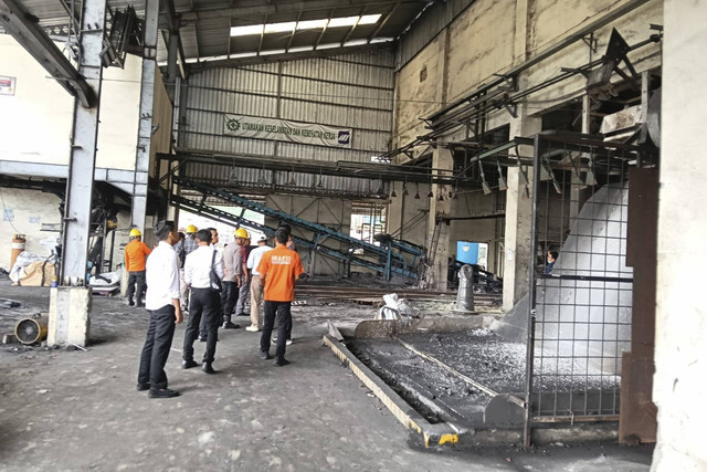 Pihak kepolisian saat memeriksa TKP ledakan smelter titanium di area Non Zircon PT Monokem Surya Karawang. Foto: Dok. Istimewa
