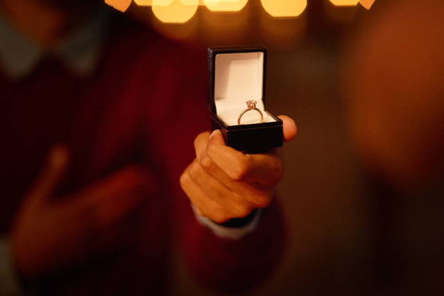 Ilustrasi pemilihan model cincin tunangan. Foto: Shutterstock