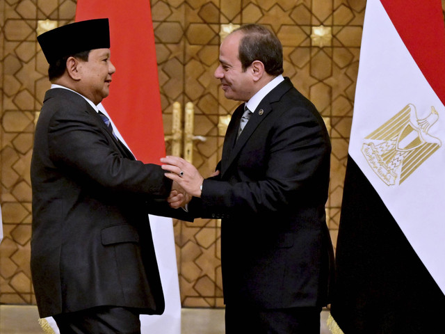 Presiden Republik Indonesia Prabowo Subianto menggelar pertemuan bilateral dengan Presiden Mesir Abdul Fattah El-Sisi di Istana Negara Mesir, Kairo, Rabu (18/12/2024). Foto: Dok. BPMI