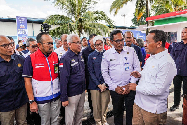 Direktur Utama PT Pertamina Patra Niaga (PPN) Riva Siahaan (kedua dari kiri) menemani Menteri ESDM Bahlil Lahadalia mengunjungi 88.971.01Tantui di Ambon, Maluku, Rabu (18/12/2024). Foto: PPN