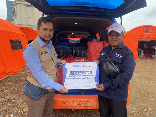Penyaluran bantuan pada korban kebakaran di Kemayoran (sumber: dokumentasi Langkah Amanah).