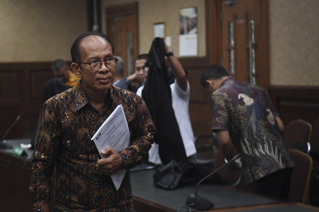 Terdakwa kasus dugaan korupsi Jasindo Sahata Lumban Tobing berjalan keluar usai mengikuti sidang perdana dengan agenda pembacaan dakwaan di Pengadilan Tipikor, Jakarta, Kamis (19/12/2024). Foto: Akbar Nugroho Gumay/ANTARA FOTO