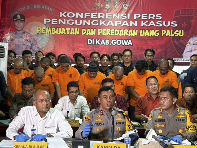 Kapolda Sulsel Irjen Pol Yudiawan Wibisono saat jumpa pers di Polres Gowa.  Foto: Dok. kumparan