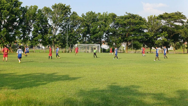 Pertandingan sepakbola persahabatan antara awak media Bojonegoro dan Blora, yang digelar di Lapangan Truno, Desa Pacul, Kecamatan Bojonegoro Kota. Kamis (19/12/2024). (Aset: Istimewa)