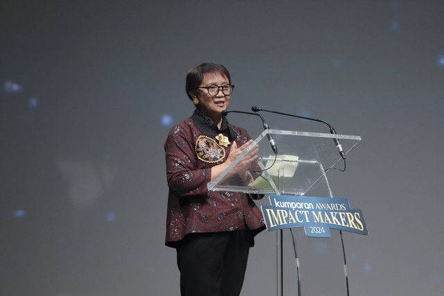 Mantan Kemenlu Retno Marsudi memberikan sambutan pada acara kumparan Awards Impact Makers 2024 di The Ballroom, Djakarta Theater, Jakarta, Kamis (19/12/2024). Foto: Jamal Ramadhan/kumparan