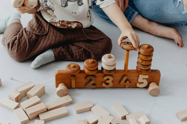 Ilustrasi mainan edukasi anak 1 tahun. Foto: Pexels.com/Photo By: Kaboompics.com