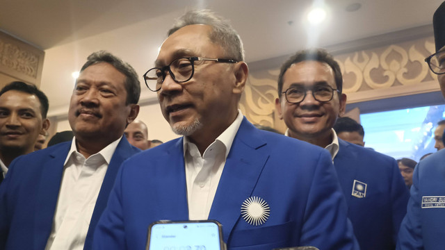 Ketua Umum PAN, Zulkifli Hasan atau Zulhas mengumumkan 9 menteri yang masuk pengurus baru PAN pada acara Bimbingan Teknis (Bimtek) anggota DPRD PAN seluruh Indonesia di Ballroom Hotel Shangri-La, Surabaya, pada Kamis (19/12/2024). Foto: Farusma Okta Verdian/kumparan