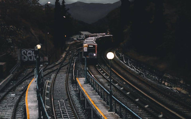 Jadwal Kedatangan Kereta Api Stasiun Gubeng. Foto hanya ilustrasi, bukan tempat sebenarnya. Sumber: pexels.com/Achilles Kastanas.