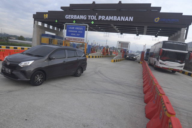 Kendaraan melewati jalan tol fungsional Klaten-Prambanan di Gerbang Tol Prambanan, Jogonalan, Klaten, Jawa Tengah, Jumat (20/12/2024). Foto: Aloysius Jarot Nugroho/ANTARA FOTO