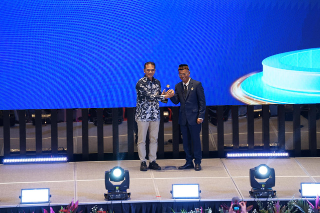 PLN kembali meraih predikat Badan Publik dengan kualifikasi 'Informatif' dalam ajang Anugerah Keterbukaan Informasi Publik (KIP) 2024 di Jakarta, Selasa (17/12/2024). Foto: Dok. PLN